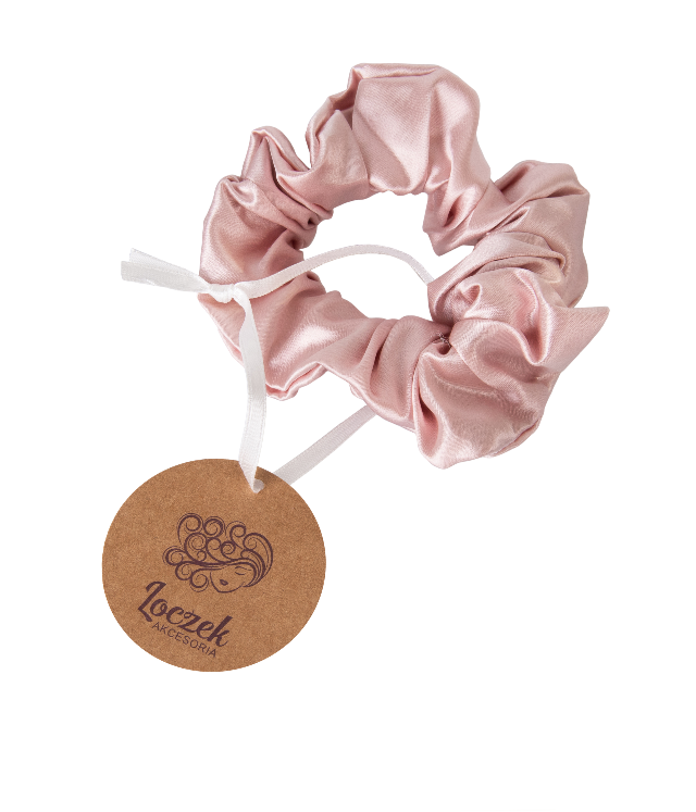 Loczek Jedwabna Scrunchie Kwiat Wiśni w kolorze delikatnie różowym w ozdobnym jedwabnym woreczku, gumka szeroka